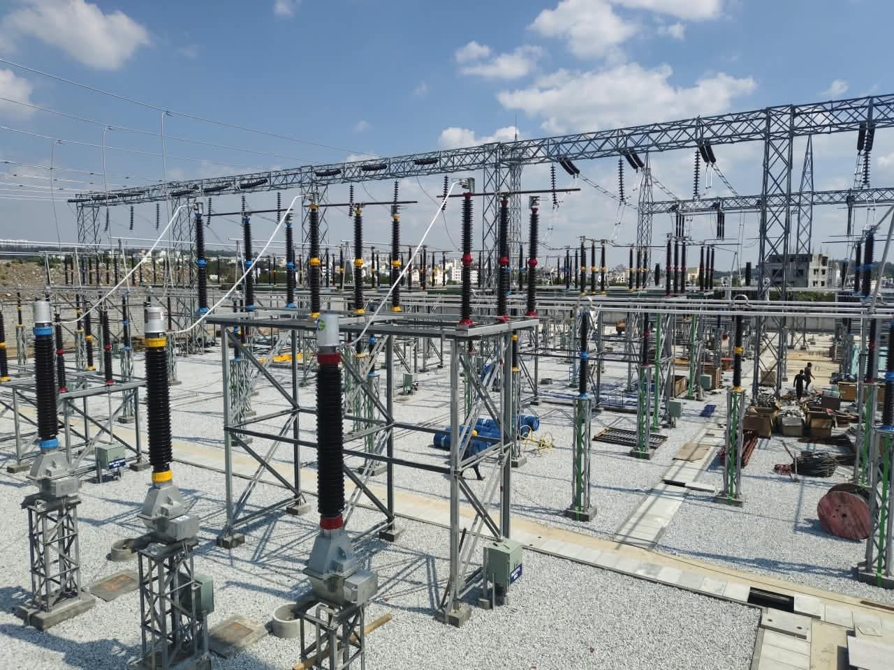 220 kV circuit breakers and current transformers in their bays