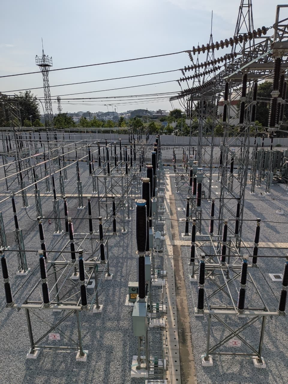 Rows of isolator and current-transformer structures