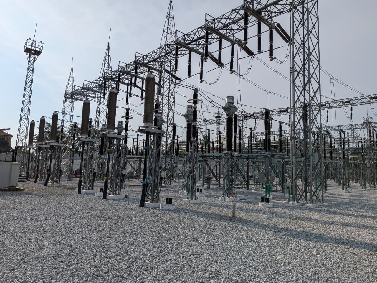 Line gantries and bays under the lighting masts